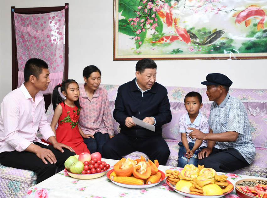 8月19日至22日，中共中央總書記、國家主席、中央軍委主席習近平在甘肅考察。這是21日上午，習近平在武威市古浪縣黃花灘生態移民區富民新村村民李應川家，同李應川一家拉家常。 新華社記者 謝環馳 攝