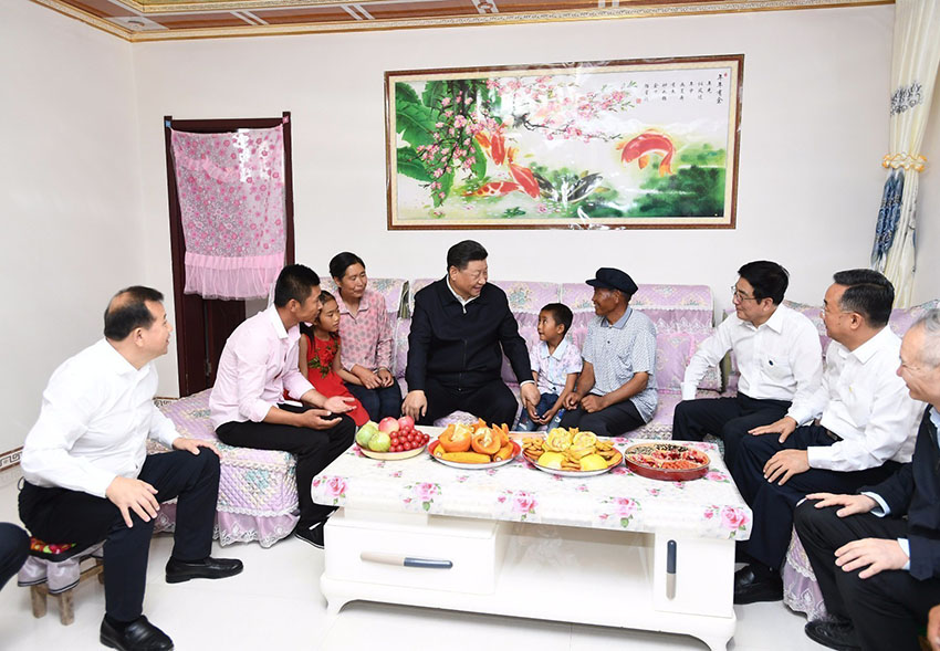 8月21日，中共中央總書記、國家主席、中央軍委主席習近平繼續(xù)在甘肅考察。這是習近平來到武威市古浪縣黃花灘生態(tài)移民區(qū)富民新村，了解易地搬遷群眾生產(chǎn)生活及脫貧致富情況。 新華社記者 謝環(huán)馳 攝