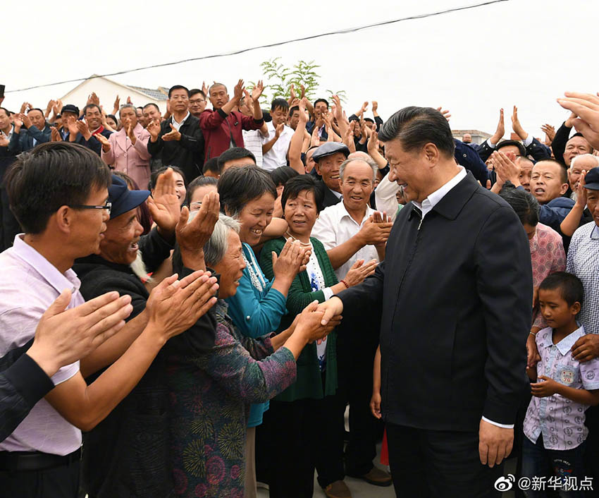 8月21日，習近平總書記繼續在甘肅考察。上午，習近平來到武威市古浪縣黃花灘生態移民區富民新村，了解易地搬遷群眾生產生活及脫貧致富情況。隨后，他乘車前往八步沙林場，實地察看當地治沙造林、生態保護等情況。（文字記者：張曉鬆、朱基釵 攝影記者：鞠鵬、謝環馳）