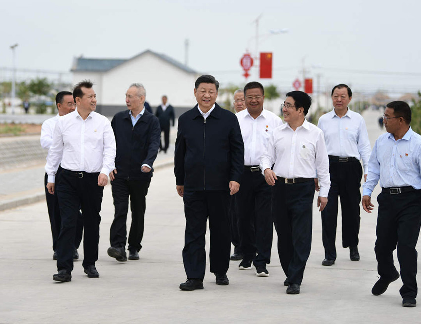 8月21日上午，正在甘肅考察的中共中央總書記、國家主席、中央軍委主席習近平來到古浪縣黃花灘生態移民區富民新村，看望從山區生態移民易地扶貧搬遷的鄉親們。 新華社記者 謝環馳 攝