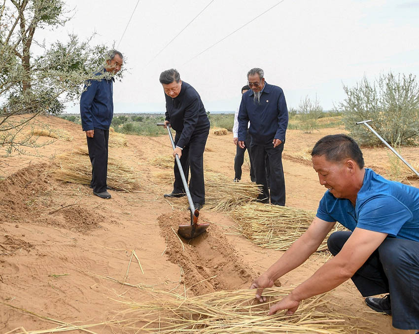 8月21日，中共中央總書記、國家主席、中央軍委主席習近平繼續在甘肅考察。這是習近平來到武威市古浪縣八步沙林場，實地察看當地治沙造林、生態保護等情況。 新華社記者 謝環馳 攝