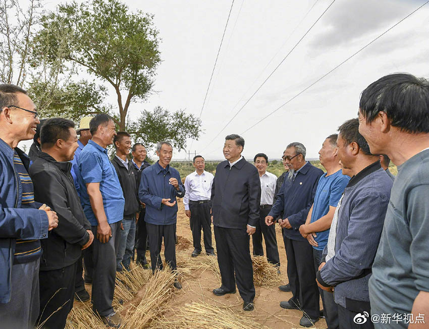 8月19日至22日，中共中央總書記、國(guó)家主席、中央軍委主席習(xí)近平在甘肅考察。這是21日上午，習(xí)近平在武威市古浪縣八步沙林場(chǎng)實(shí)地了解“草方格壓沙”作業(yè)。 新華社記者 謝環(huán)馳 攝