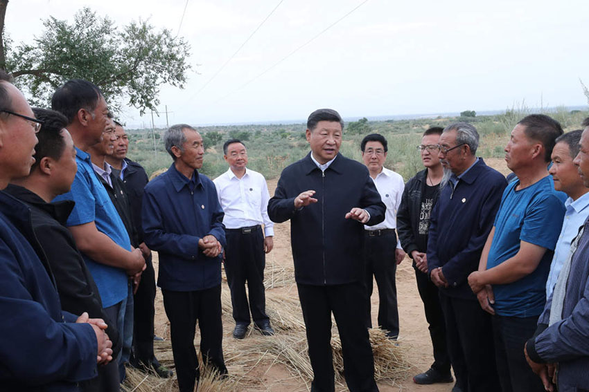 8月19日至22日，中共中央總書記、國家主席、中央軍委主席習(xí)近平在甘肅考察。這是21日上午，習(xí)近平在武威市古浪縣八步沙林場同“六老漢”代表及林場職工親切交談。 新華社記者 鞠鵬 攝