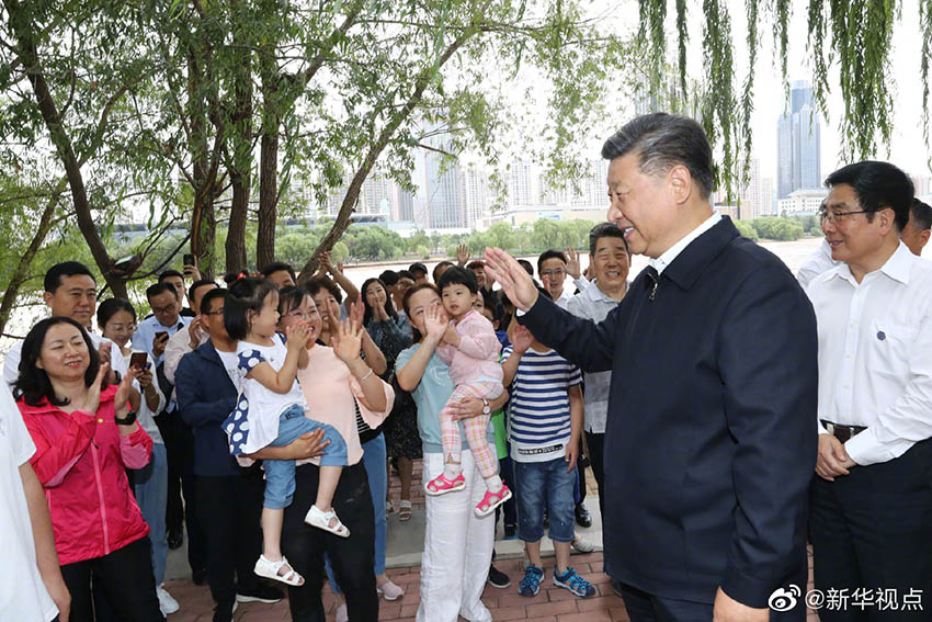 8月19日至22日，中共中央總書記、國家主席、中央軍委主席習近平在甘肅考察。這是21日下午，習近平在蘭州市黃河治理蘭鐵泵站項目點同正在休閑的群眾親切交談。 新華社記者 鞠鵬 攝
