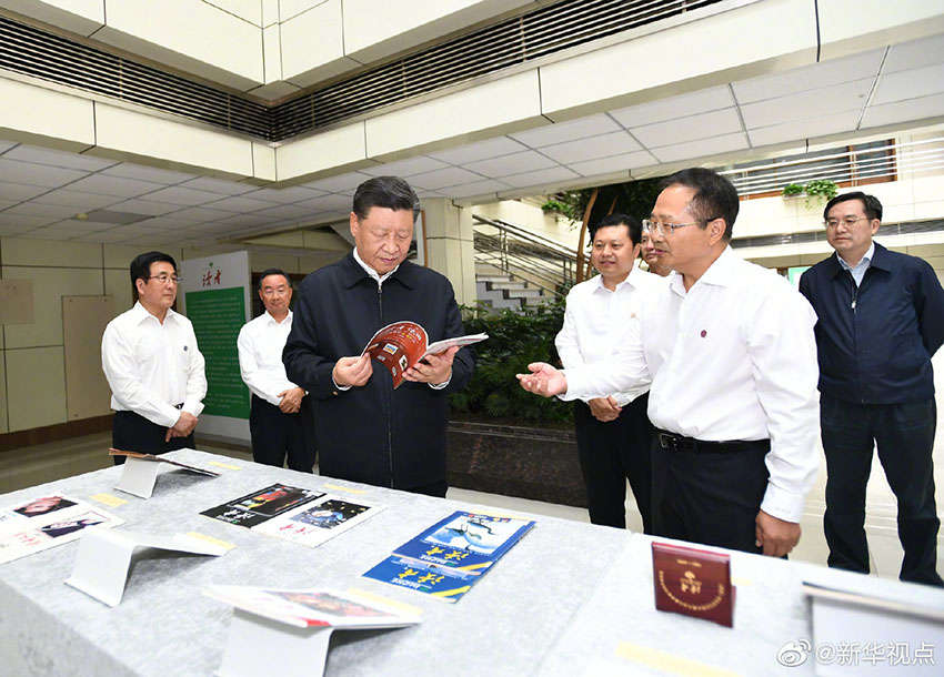 8月19日至22日，中共中央總書記、國(guó)家主席、中央軍委主席習(xí)近平在甘肅考察。這是21日下午，習(xí)近平在讀者出版集團(tuán)有限公司考察。 新華社記者 謝環(huán)馳 攝