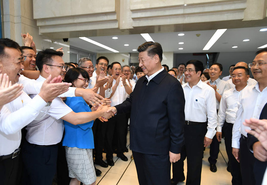 8月21日下午，正在甘肅考察的中共中央總書記、國家主席、中央軍委主席習(xí)近平來到位於蘭州市區(qū)的讀者出版集團有限公司，了解企業(yè)歷史沿革、出版發(fā)行、經(jīng)營管理等情況，看望《讀者》編輯部工作人員。 新華社記者 謝環(huán)馳 攝