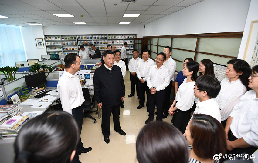 8月21日下午，中共中央總書記、國(guó)家主席、中央軍委主席習(xí)近平在甘肅省蘭州市讀者出版集團(tuán)有限公司考察調(diào)研。 新華社記者 謝環(huán)馳 攝