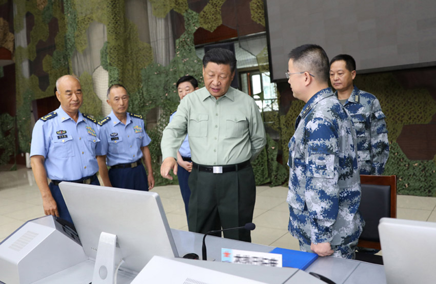 8月22日，中共中央總書記、國家主席、中央軍委主席習近平到空軍某基地視察。這是習近平察看基地作戰指揮中心，了解戰備值班和訓練情況。 新華社記者李剛攝