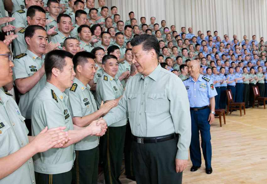 8月22日，中共中央總書記、國家主席、中央軍委主席習近平到空軍某基地視察。這是習近平親切接見駐甘肅部隊副師職以上領導干部和團級單位主官。 新華社記者李剛攝