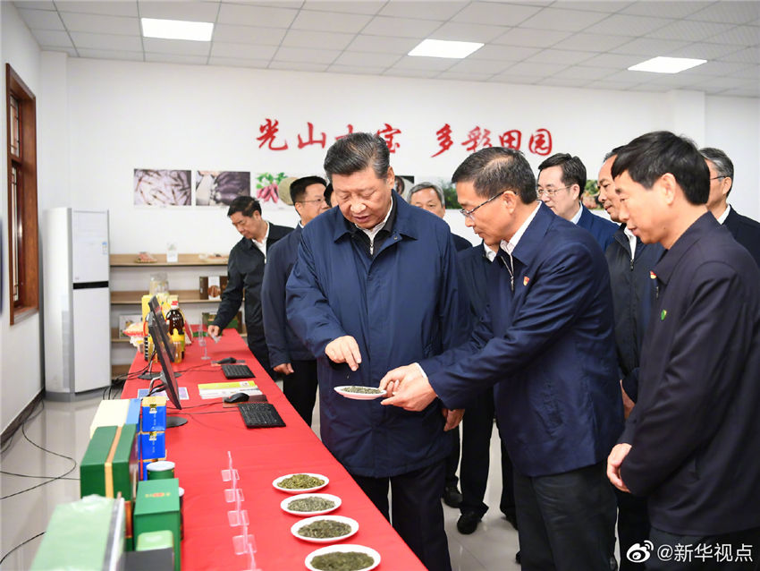 9月17日，中共中央總書記、國家主席、中央軍委主席習(xí)近平前往河南省光山縣司馬光油茶園和文殊鄉(xiāng)東岳村，考察調(diào)研當(dāng)?shù)孛撠毠怨ぷ鞒尚Ш椭修k在光山縣扶貧工作情況，看望慰問老區(qū)群眾。這是習(xí)近平在文殊鄉(xiāng)東岳村文化中心察看當(dāng)?shù)剞r(nóng)特產(chǎn)品。 新華社記者 謝環(huán)馳 攝
