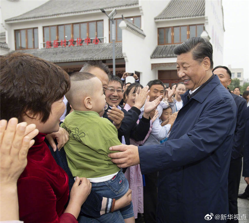 9月17日，中共中央總書記、國家主席、中央軍委主席習近平前往河南省光山縣司馬光油茶園和文殊鄉東岳村，考察調研當地脫貧攻堅工作成效和中辦在光山縣扶貧工作情況，看望慰問老區群眾。這是習近平在文殊鄉東岳村同群眾親切交流。 新華社記者 謝環馳 攝