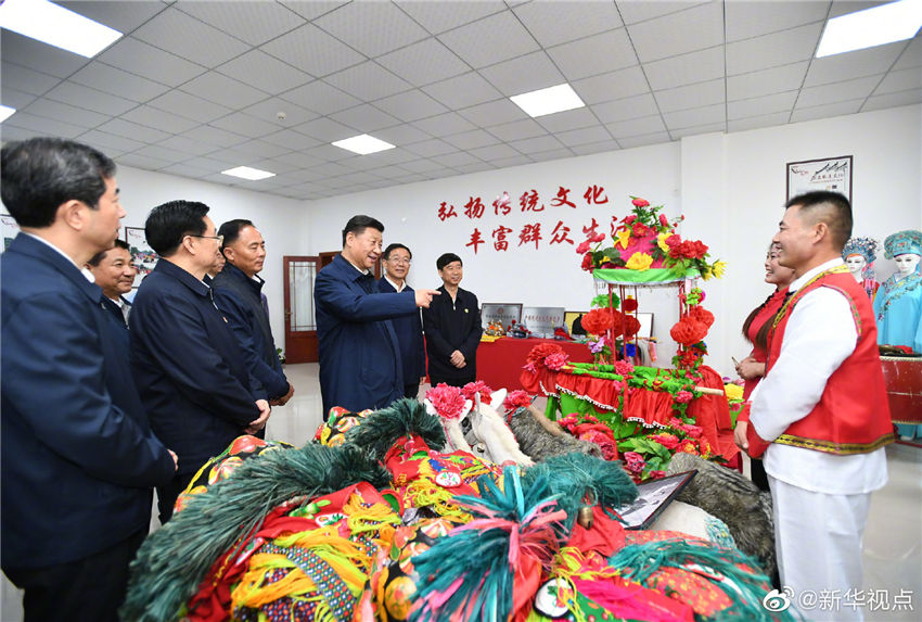 9月17日，中共中央總書記、國家主席、中央軍委主席習近平前往河南省光山縣司馬光油茶園和文殊鄉東岳村，考察調研當地脫貧攻堅工作成效和中辦在光山縣扶貧工作情況，看望慰問老區群眾。這是習近平在文殊鄉東岳村文化中心同花鼓戲傳承人親切交流。 新華社記者 謝環馳 攝
