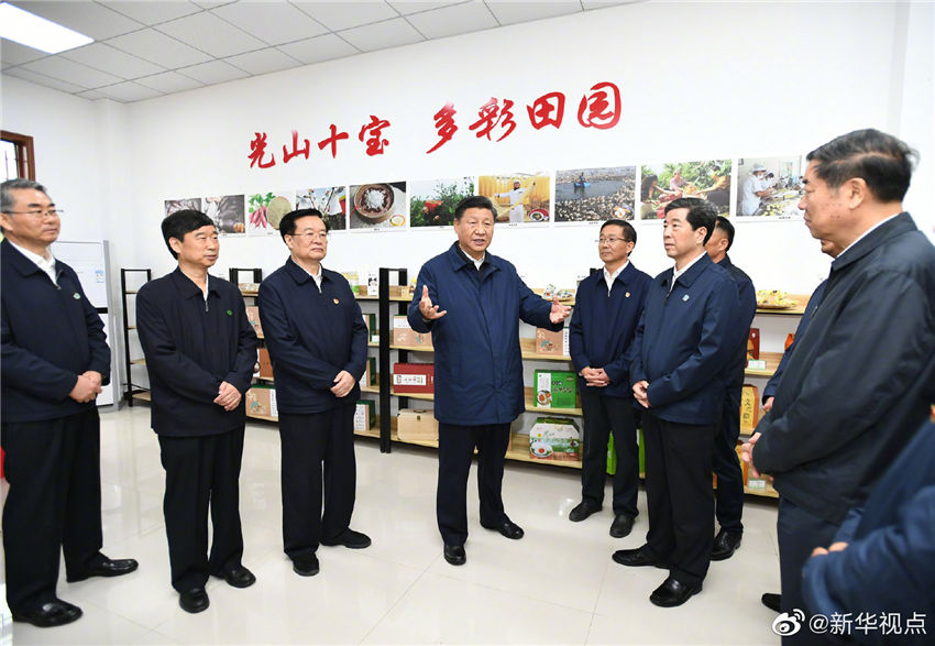 9月17日上午，正在河南考察調(diào)研的中共中央總書記、國家主席、中央軍委主席習(xí)近平來到光山縣文殊鄉(xiāng)東岳村考察當(dāng)?shù)孛撠毠?jiān)工作成效和中辦在光山縣扶貧工作情況。 新華社記者 謝環(huán)馳 攝