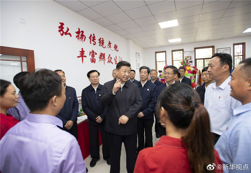 9月17日上午，正在河南考察調(diào)研的中共中央總書記、國家主席、中央軍委主席習(xí)近平來到光山縣文殊鄉(xiāng)東岳村考察當(dāng)?shù)孛撠毠?jiān)工作成效和中辦在光山縣扶貧工作情況。 新華社記者 謝環(huán)馳 攝