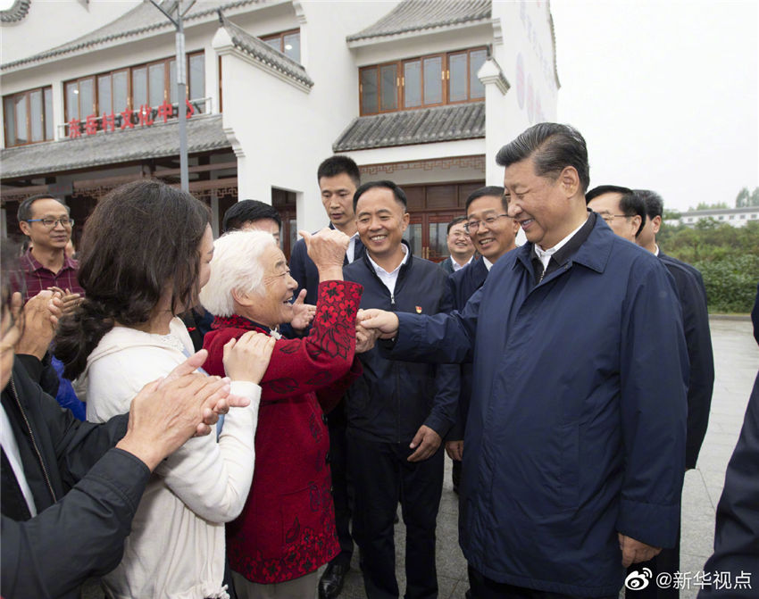 9月17日上午，正在河南考察調(diào)研的中共中央總書記、國家主席、中央軍委主席習近平來到光山縣文殊鄉(xiāng)東岳村考察當?shù)孛撠毠怨ぷ鞒尚Ш椭修k在光山縣扶貧工作情況。 新華社記者 謝環(huán)馳 攝