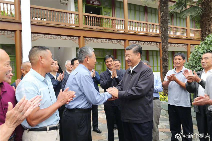 9月16日，中共中央總書記、國家主席、中央軍委主席習(xí)近平在河南省考察調(diào)研。這是習(xí)近平參觀位於新縣的鄂豫皖蘇區(qū)首府革命博物館，並看望當(dāng)?shù)丶t軍后代、烈士家屬代表。 新華社記者 鞠鵬 攝