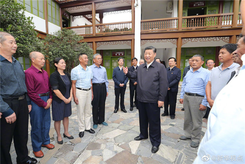 9月16日，中共中央總書記、國(guó)家主席、中央軍委主席習(xí)近平在河南省考察調(diào)研。這是習(xí)近平參觀位於新縣的鄂豫皖蘇區(qū)首府革命博物館，並看望當(dāng)?shù)丶t軍后代、烈士家屬代表。 新華社記者 鞠鵬 攝