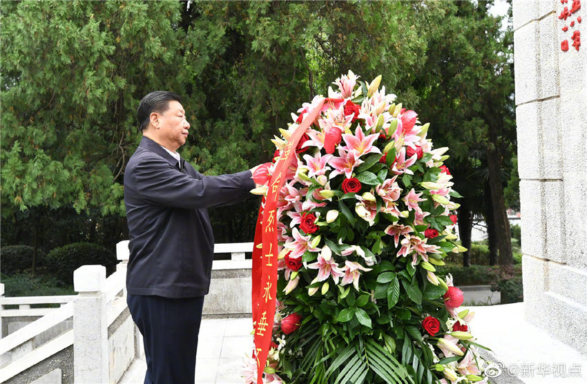 9月16日，中共中央總書記、國家主席、中央軍委主席習近平在河南省考察調研。這是習近平來到位於新縣的鄂豫皖蘇區首府烈士陵園，向革命烈士紀念碑敬獻花籃。 新華社記者 謝環馳 攝