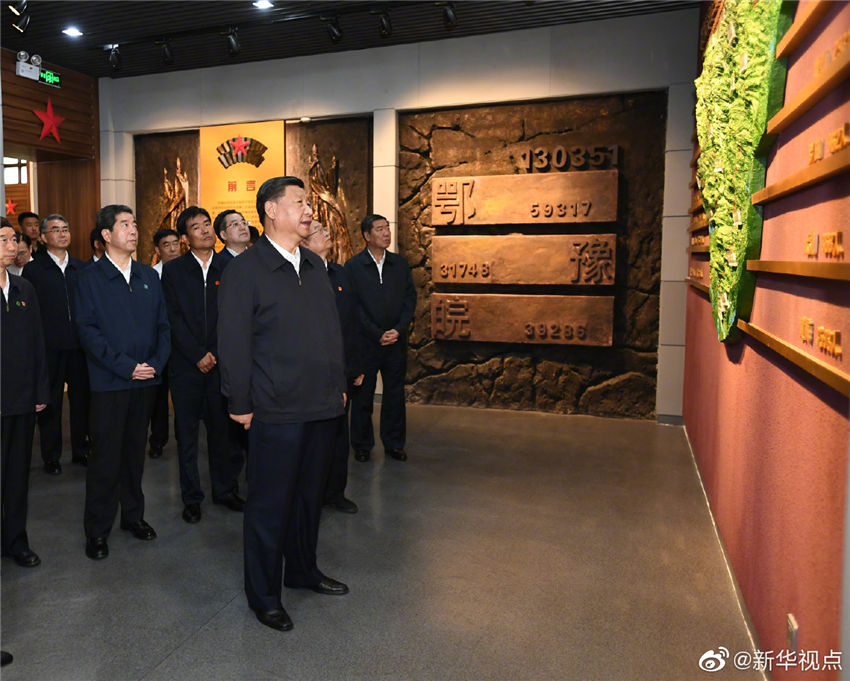 9月16日，中共中央總書記、國(guó)家主席、中央軍委主席習(xí)近平在河南省考察調(diào)研。這是習(xí)近平來(lái)到位於新縣的鄂豫皖蘇區(qū)首府烈士陵園，瞻仰革命烈士紀(jì)念堂。 新華社記者 謝環(huán)馳 攝