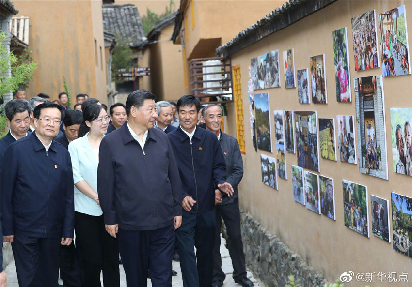 9月16日，中共中央總書記、國家主席、中央軍委主席習(xí)近平來到河南省新縣田鋪鄉(xiāng)田鋪大塆，了解這裡依托紅色旅游資源，打造創(chuàng)客小鎮(zhèn)、發(fā)展鄉(xiāng)村旅游業(yè)、推動(dòng)鄉(xiāng)村振興等情況。 新華社記者 鞠鵬 攝