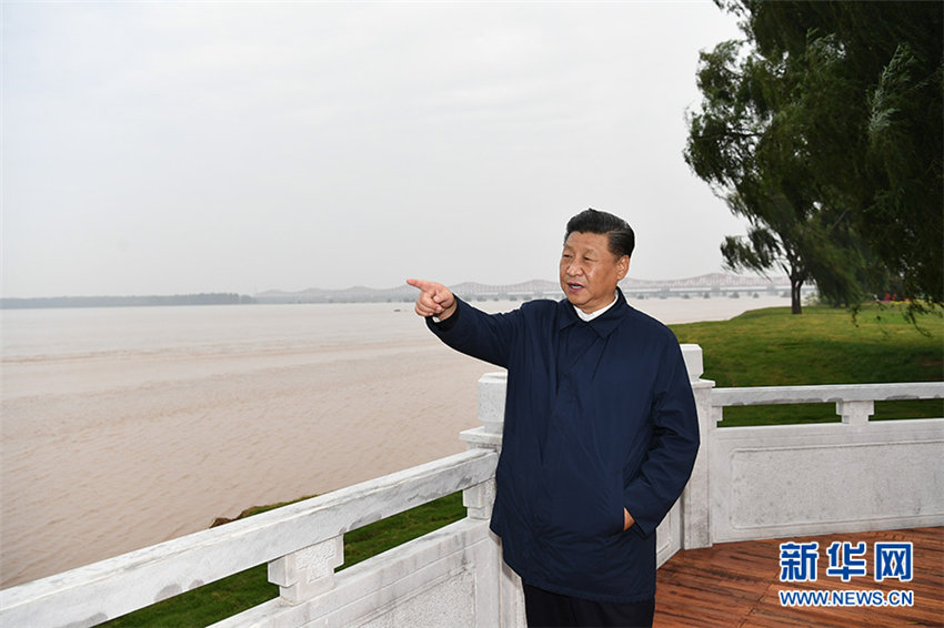 9月17日，中共中央總書記、國家主席、中央軍委主席習近平在鄭州考察。這是習近平來到黃河國家地質公園，就黃河流域治理和生態保護進行調研。 新華社記者 謝環馳 攝