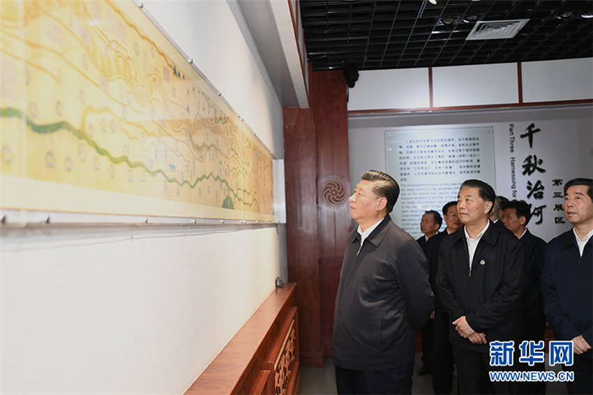 9月17日，中共中央總書記、國家主席、中央軍委主席習近平在鄭州考察。這是習近平來到黃河博物館，就黃河流域治理和生態保護進行調研。 新華社記者 謝環馳 攝