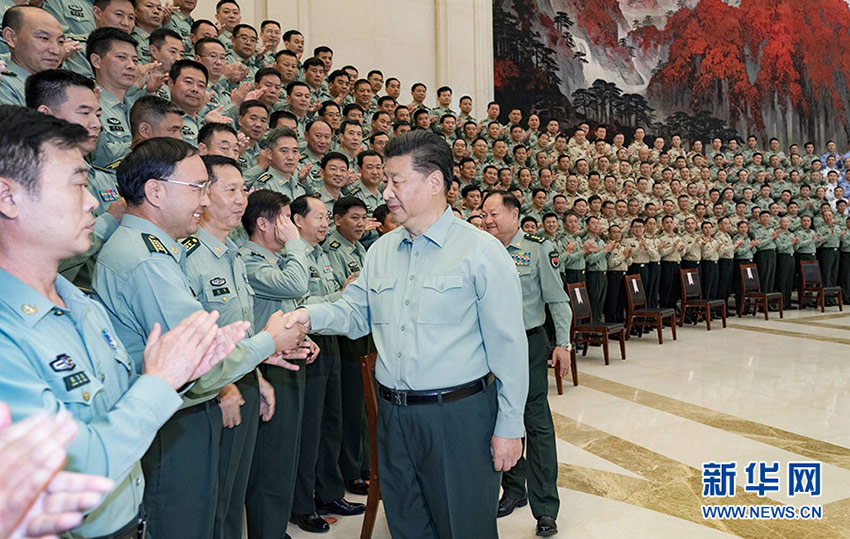9月16日至18日，中共中央總書記、國家主席、中央軍委主席習(xí)近平在河南考察。這是18日上午，習(xí)近平在鄭州親切接見駐河南部隊副師職以上領(lǐng)導(dǎo)干部和團級單位主官，代表黨中央和中央軍委向駐河南部隊全體官兵致以誠摯問候。 新華社記者 李剛 攝