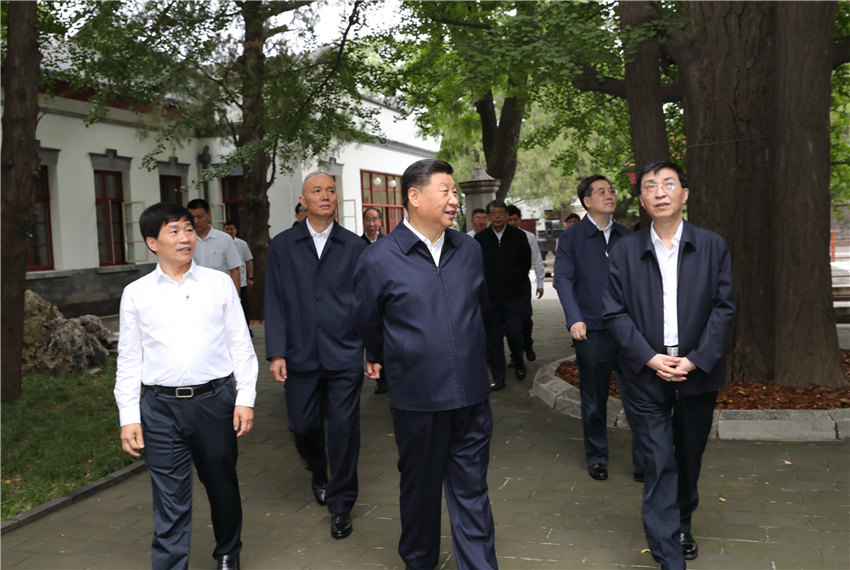9月12日，中共中央總書記、國家主席、中央軍委主席習(xí)近平視察中共中央北京香山革命紀念地。這是習(xí)近平瞻仰雙清別墅。 新華社記者 鞠鵬 攝