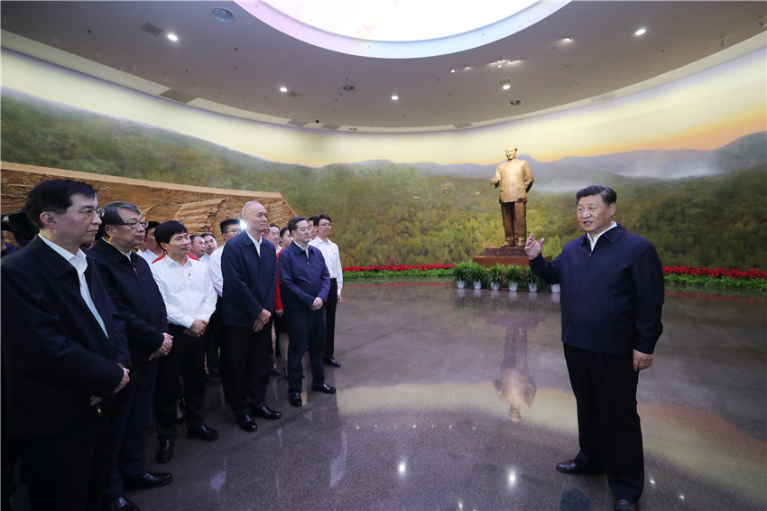 9月12日，中共中央總書記、國家主席、中央軍委主席習近平視察中共中央北京香山革命紀念地。這是習近平在香山革命紀念館參觀《為新中國奠基》主題展覽，並發表重要講話。 新華社記者 鞠鵬 攝