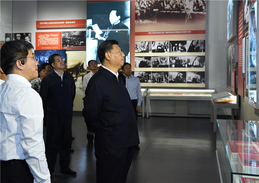 9月12日，中共中央總書記、國家主席、中央軍委主席習近平視察中共中央北京香山革命紀念地。這是習近平在香山革命紀念館參觀《為新中國奠基》主題展覽。 新華社記者 饒愛民 攝