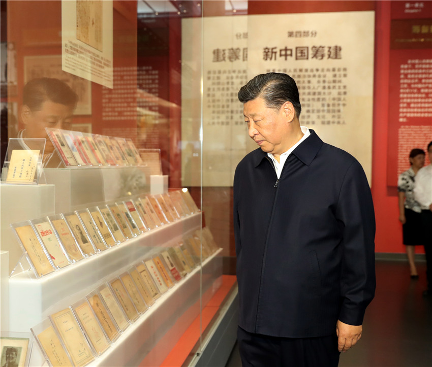 9月12日，中共中央總書記、國家主席、中央軍委主席習(xí)近平視察中共中央北京香山革命紀(jì)念地。這是習(xí)近平在香山革命紀(jì)念館參觀《為新中國奠基》主題展覽。 新華社記者 黃敬文 攝