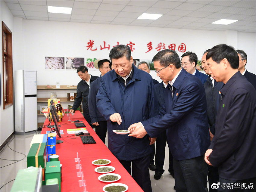 9月17日，中共中央總書記、國家主席、中央軍委主席習近平前往河南省光山縣司馬光油茶園和文殊鄉東岳村，考察調研當地脫貧攻堅工作成效和中辦在光山縣扶貧工作情況，看望慰問老區群眾。這是習近平在文殊鄉東岳村文化中心察看當地農特產品。 新華社記者 謝環馳 攝