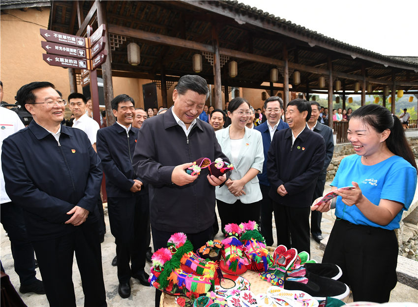 9月16日，中共中央總書記、國(guó)家主席、中央軍委主席習(xí)近平來到河南省新縣田鋪鄉(xiāng)田鋪大塆，了解這裡依托紅色旅游資源，打造創(chuàng)客小鎮(zhèn)、發(fā)展鄉(xiāng)村旅游業(yè)、推動(dòng)鄉(xiāng)村振興等情況。 新華社記者 謝環(huán)馳 攝