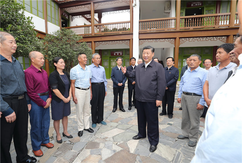 9月16日，中共中央總書(shū)記、國(guó)家主席、中央軍委主席習(xí)近平在河南省考察調(diào)研。這是習(xí)近平參觀位於新縣的鄂豫皖蘇區(qū)首府革命博物館，並看望當(dāng)?shù)丶t軍后代、烈士家屬代表。 新華社記者 鞠鵬 攝