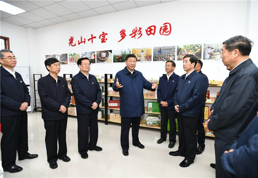 9月17日上午，正在河南考察調研的中共中央總書記、國家主席、中央軍委主席習近平來到光山縣文殊鄉東岳村考察當地脫貧攻堅工作成效和中辦在光山縣扶貧工作情況。 新華社記者 謝環馳 攝
