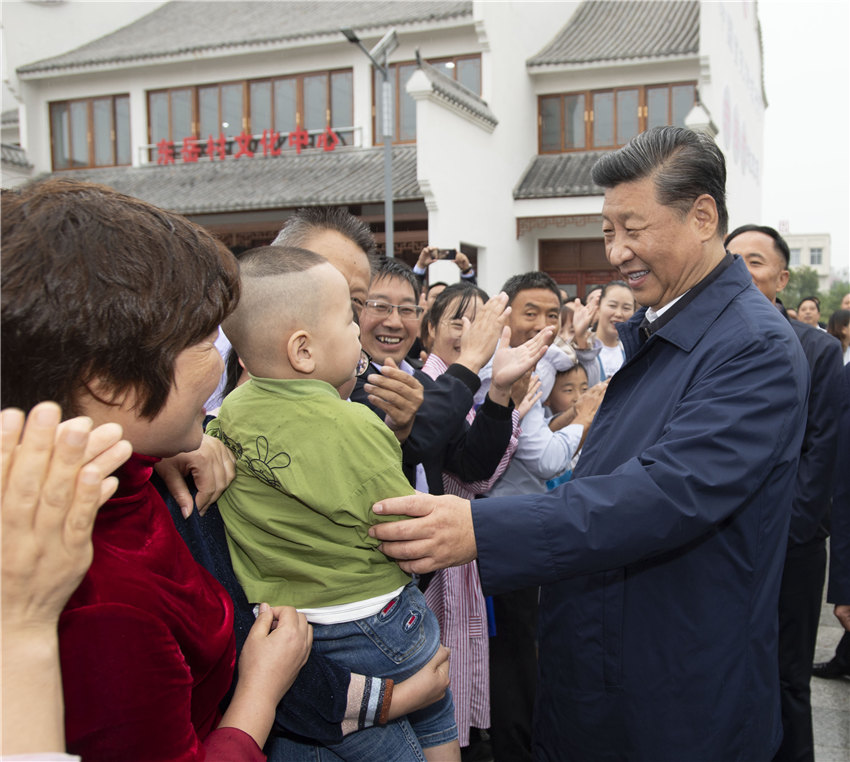 9月17日，中共中央總書記、國家主席、中央軍委主席習(xí)近平前往河南省光山縣司馬光油茶園和文殊鄉(xiāng)東岳村，考察調(diào)研當(dāng)?shù)孛撠毠?jiān)工作成效和中辦在光山縣扶貧工作情況，看望慰問老區(qū)群眾。這是習(xí)近平在文殊鄉(xiāng)東岳村同群眾親切交流。 新華社記者 謝環(huán)馳 攝