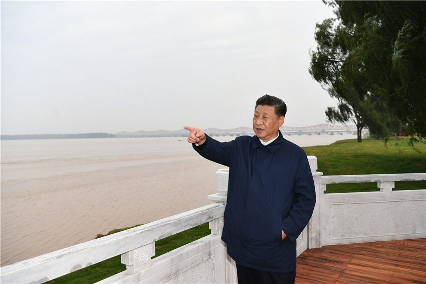 9月17日，中共中央總書記、國家主席、中央軍委主席習近平在鄭州考察。這是習近平來到黃河國家地質公園，就黃河流域治理和生態保護進行調研。 新華社記者 謝環馳 攝