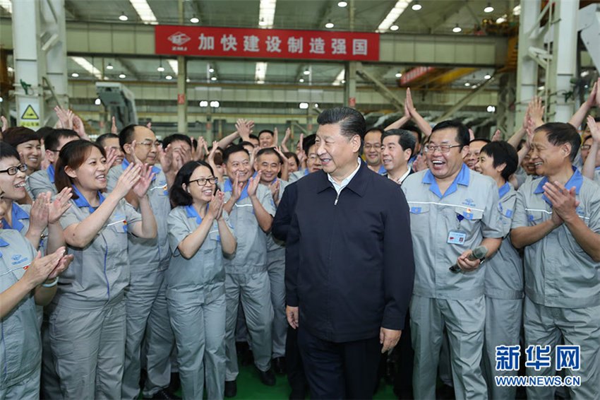 9月17日，中共中央總書記、國家主席、中央軍委主席習近平在鄭州考察。這是習近平在鄭州煤礦機械集團股份有限公司同工人們親切交流。 新華社記者 鞠鵬 攝