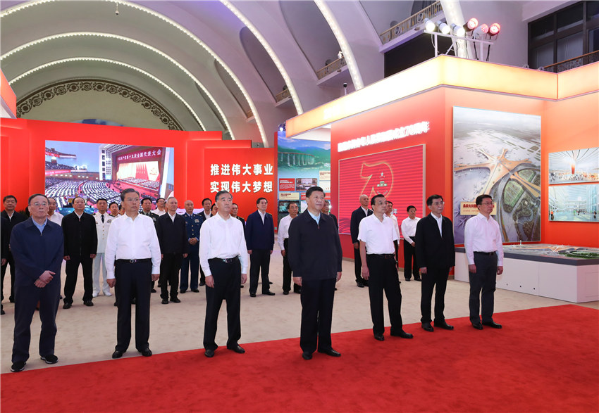 9月23日，黨和國家領(lǐng)導(dǎo)人習(xí)近平、李克強(qiáng)、汪洋、王滬寧、趙樂際、韓正、王岐山等在北京展覽館參觀“偉大歷程 輝煌成就——慶祝中華人民共和國成立70周年大型成就展”。 新華社記者 鞠鵬 攝