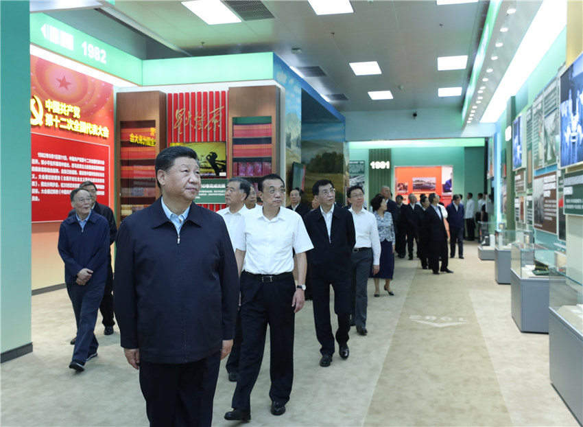 9月23日，黨和國家領導人習近平、李克強、汪洋、王滬寧、趙樂際、韓正、王岐山等在北京展覽館參觀“偉大歷程 輝煌成就——慶祝中華人民共和國成立70周年大型成就展”。 新華社記者 鞠鵬 攝