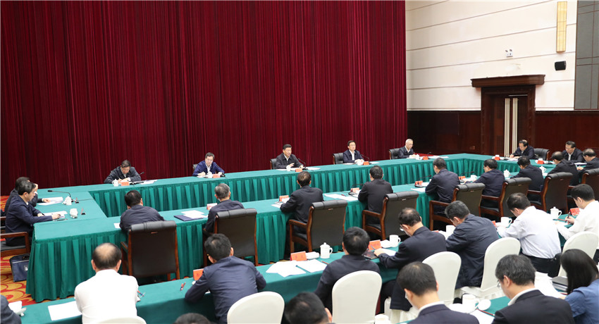 9月18日上午，中共中央總書記、國(guó)家主席、中央軍委主席習(xí)近平在鄭州主持召開(kāi)黃河流域生態(tài)保護(hù)和高質(zhì)量發(fā)展座談會(huì)並發(fā)表重要講話。 新華社記者 鞠鵬 攝