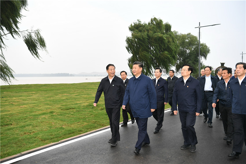9月18日上午，中共中央總書記、國家主席、中央軍委主席習(xí)近平在鄭州主持召開黃河流域生態(tài)保護(hù)和高質(zhì)量發(fā)展座談會(huì)並發(fā)表重要講話。這是座談會(huì)前，習(xí)近平於17日下午在鄭州黃河國家地質(zhì)公園，沿黃河岸邊步行察看周邊環(huán)境，了解沿黃地區(qū)生態(tài)保護(hù)、水資源利用、堤防建設(shè)和防洪形勢等情況。 新華社記者 謝環(huán)馳 攝