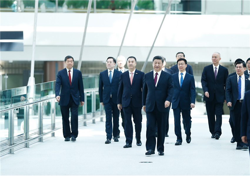 9月25日上午，北京大興國際機場投運儀式在北京舉行。中共中央總書記、國家主席、中央軍委主席習近平出席儀式，宣布機場正式投運並巡覽航站樓。這是習近平等步入儀式現場。 新華社記者 劉彬 攝