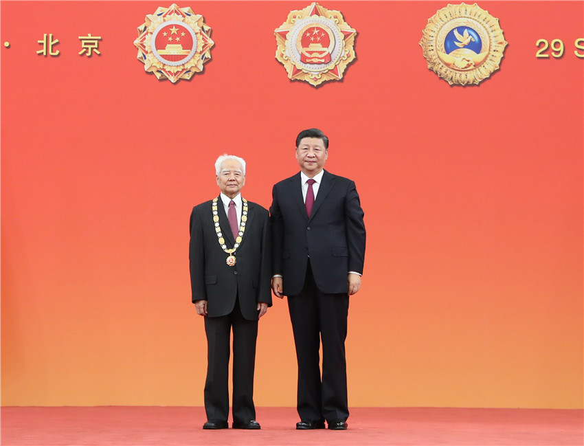 9月29日，中華人民共和國國家勛章和國家榮譽(yù)稱號頒授儀式在北京人民大會(huì)堂金色大廳隆重舉行。中共中央總書記、國家主席、中央軍委主席習(xí)近平向“人民教育家”國家榮譽(yù)稱號獲得者高銘暄頒授獎(jiǎng)?wù)隆?新華社記者 王曄 攝