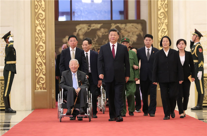 9月29日，中華人民共和國國家勛章和國家榮譽稱號頒授儀式在北京人民大會堂金色大廳隆重舉行。中共中央總書記、國家主席、中央軍委主席習近平同國家勛章和國家榮譽稱號獲得者一同步入會場。 新華社記者 丁海濤 攝
