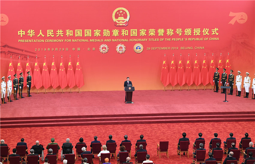 9月29日，中華人民共和國(guó)國(guó)家勛章和國(guó)家榮譽(yù)稱號(hào)頒授儀式在北京人民大會(huì)堂金色大廳隆重舉行。中共中央總書記、國(guó)家主席、中央軍委主席習(xí)近平向國(guó)家勛章和國(guó)家榮譽(yù)稱號(hào)獲得者頒授勛章獎(jiǎng)?wù)聛K發(fā)表重要講話。 新華社記者 殷博古 攝