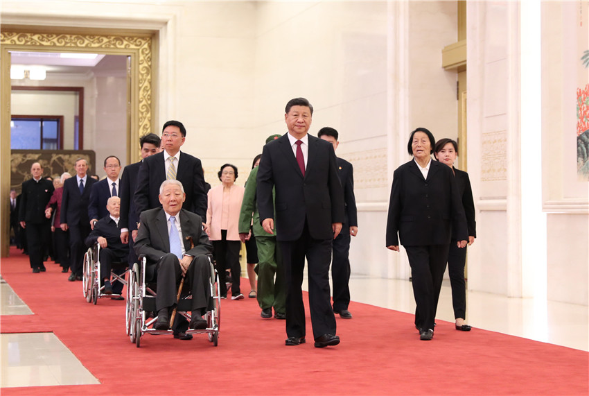 9月29日，中華人民共和國國家勛章和國家榮譽稱號頒授儀式在北京人民大會堂金色大廳隆重舉行。中共中央總書記、國家主席、中央軍委主席習近平同國家勛章和國家榮譽稱號獲得者一同步入會場。 新華社記者 丁海濤 攝
