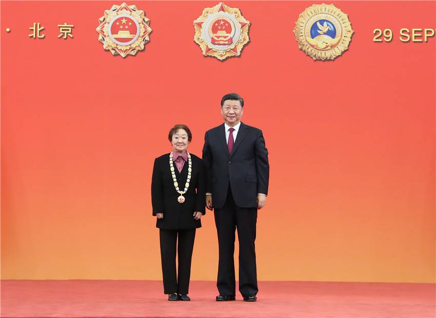 9月29日，中華人民共和國國家勛章和國家榮譽稱號頒授儀式在北京人民大會堂金色大廳隆重舉行。中共中央總書記、國家主席、中央軍委主席習(xí)近平向“人民藝術(shù)家”國家榮譽稱號獲得者郭蘭英頒授獎?wù)隆?新華社記者 王曄 攝