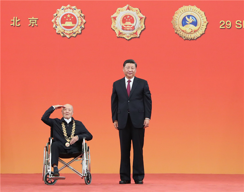 9月29日，中華人民共和國國家勛章和國家榮譽稱號頒授儀式在北京人民大會堂金色大廳隆重舉行。中共中央總書記、國家主席、中央軍委主席習近平向“共和國勛章”獲得者張富清頒授勛章。 新華社記者 王曄 攝