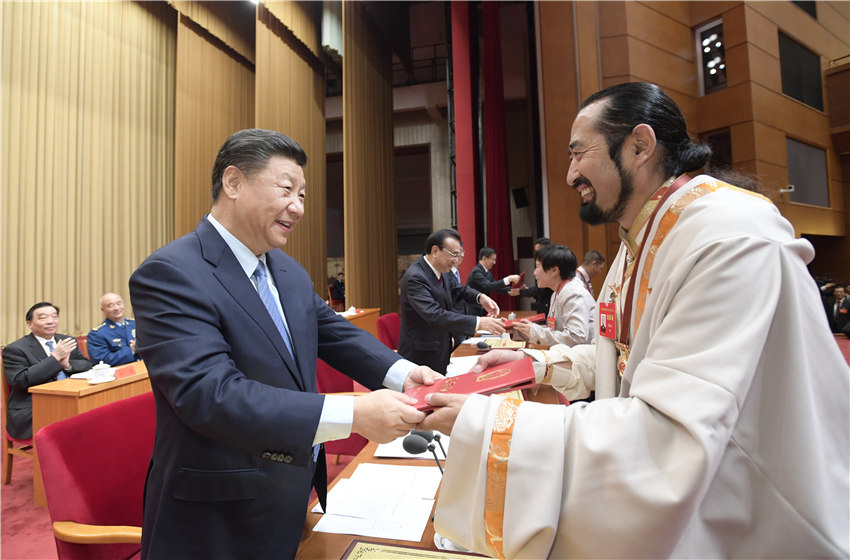 9月27日，全國民族團結(jié)進步表彰大會在北京舉行。這是習(xí)近平等向受表彰的模范集體和模范個人代表頒獎。 新華社記者 李學(xué)仁 攝